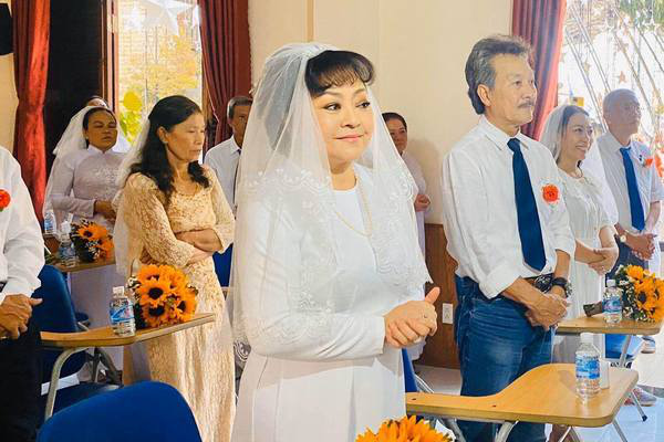 2 đời chồng, danh ca Hương Lan 64 tuổi lại mặc áo cưới - Ảnh 2.