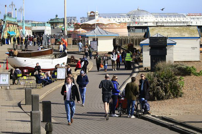 Hàng nghìn người Anh đổ ra biển, công viên - Ảnh 3. Hàng nghìn người Anh đổ ra biển, công viên - Ảnh 3.