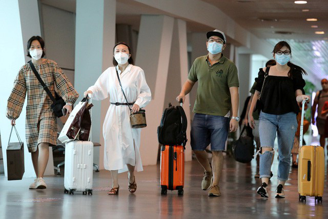 Sân bay Nội Bài đón 4 chuyến bay chở 264 người Việt Nam về từ vùng dịch COVID -19 - Ảnh 3.