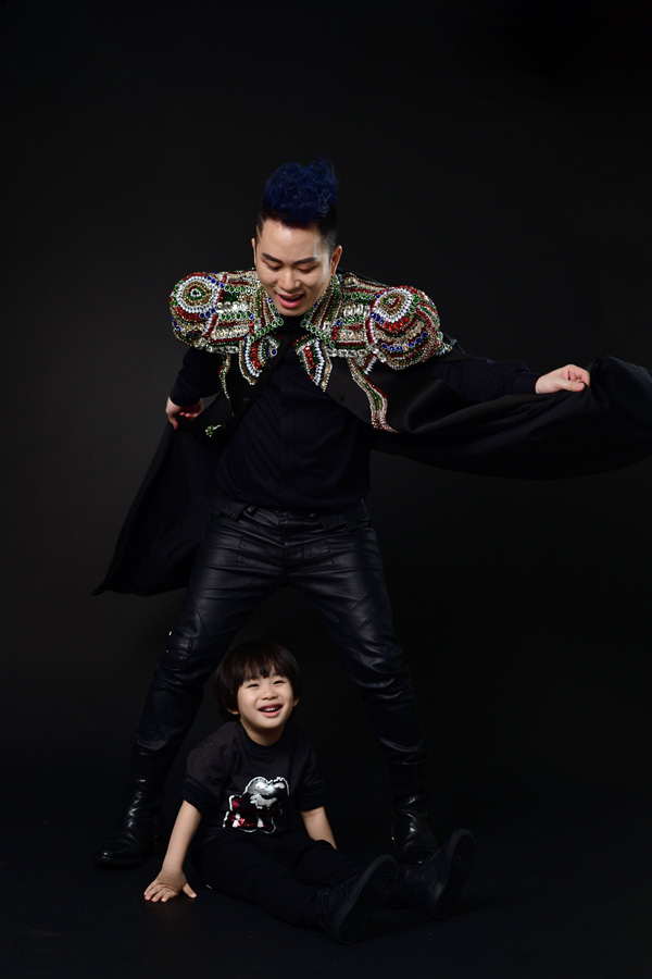 Con trai Tùng Dương hơn 4 tuổi đã cá tính lẫn phong cách giống bố như đúc - Ảnh 1.