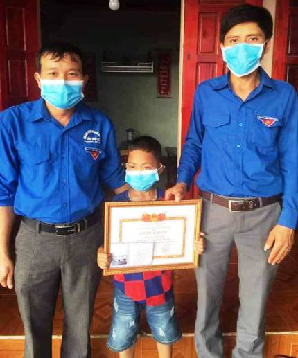 Tặng giấy khen cho cậu bé 8 tuổi cứu 2 bạn đuối nước ở Nghệ An - Ảnh 1.
