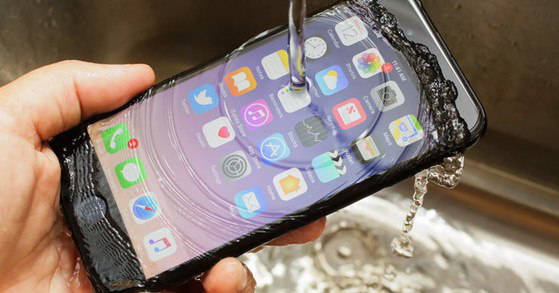 Apple hướng dẫn cách cấp cứu từng dòng iPhone khi bị vô nước - Ảnh 1.