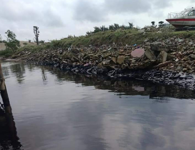Nhiều vết dầu luyn đen ngòm bên bờ sông Lam - Ảnh 1.