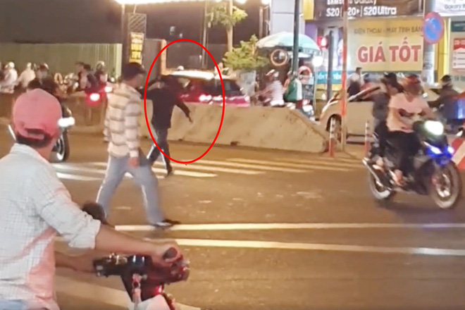 Đối tượng nghi ‘ngáo đá’ cầm rìu dọa chém người giữa ngã tư - Ảnh 1. Đối tượng nghi ‘ngáo đá’ cầm rìu dọa chém người giữa ngã tư - Ảnh 1.