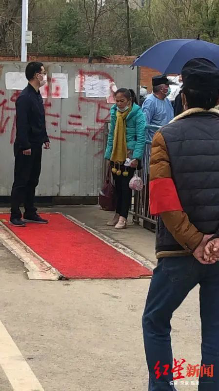 Người phụ nữ tay không leo từ tầng 8 xuống đất bị cho là trốn đi chợ trong lúc cách ly và nguyên nhân thật sự khiến ai cũng thương xót - Ảnh 2. Người phụ nữ tay không leo từ tầng 8 xuống đất bị cho là trốn đi chợ trong lúc cách ly và nguyên nhân thật sự khiến ai cũng thương xót - Ảnh 2.