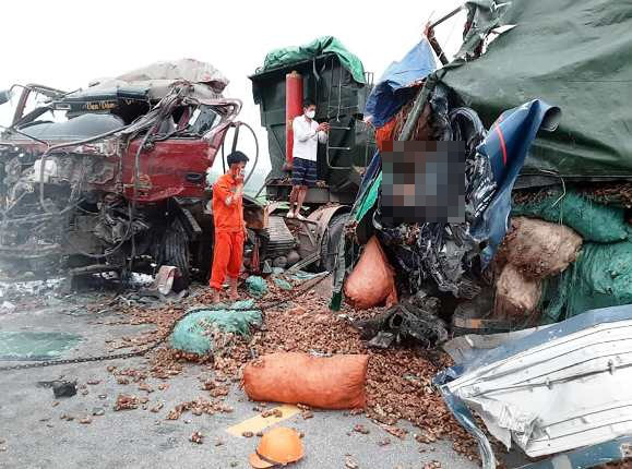 Nghệ An: Tai nạn giữa hai xe tải khiến 2 người tử vong - Ảnh 1.