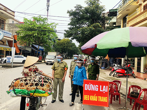  Xử phạt 2 trường hợp đầu tiên ở Quảng Ninh không đeo khẩu trang nơi công cộng - Ảnh 4.