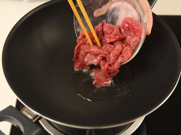 Đun sôi dầu để xào thịt bò: Đây chính là sai lầm lớn nhất khiến thịt dai nhách, kém ngon - Ảnh 5.