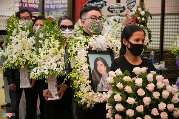 Cha diễn viên Mai Phương thẫn thờ trong lễ tang con gái - Ảnh 2.