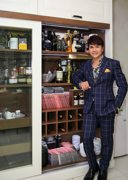 Vua nhạc sàn Việt khoe căn hộ 5 tỷ nhưng dân tình chỉ chú ý đến chiếc quần loe thời mới đi diễn của anh - Ảnh 18.