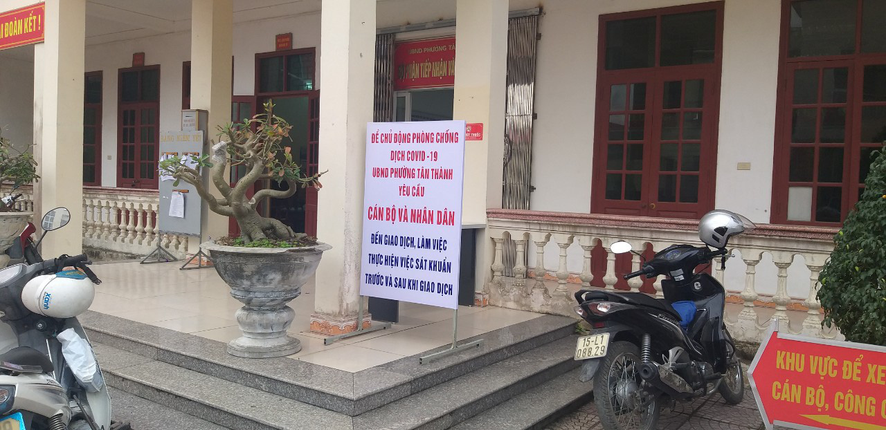 Bay cùng chuyến với trường hợp mắc COVID-19 thứ 17, cô dâu, chú rể vui vẻ hoãn đám cưới để vào cách ly tập trung - Ảnh 1.