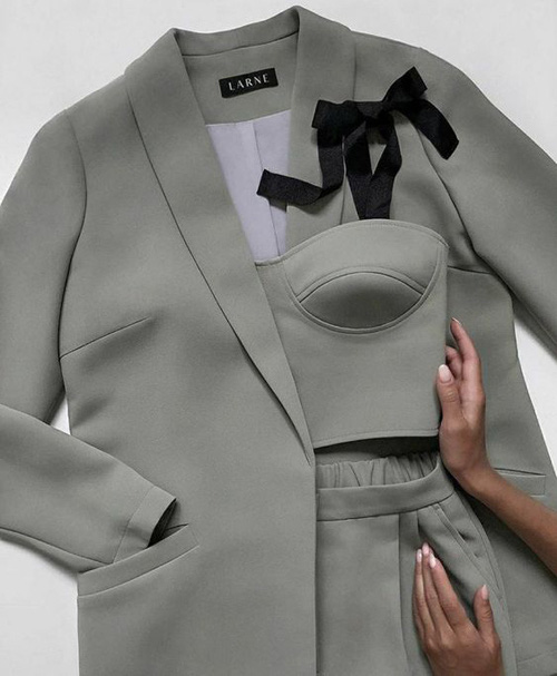 Phối áo hở eo cùng suit - Ảnh 2.
