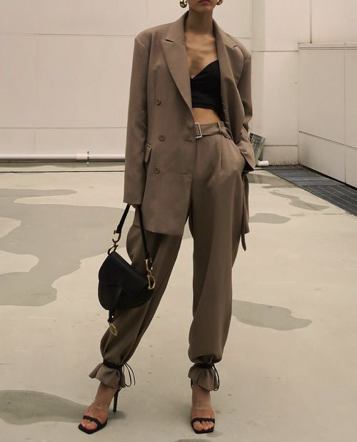 Phối áo hở eo cùng suit - Ảnh 7.