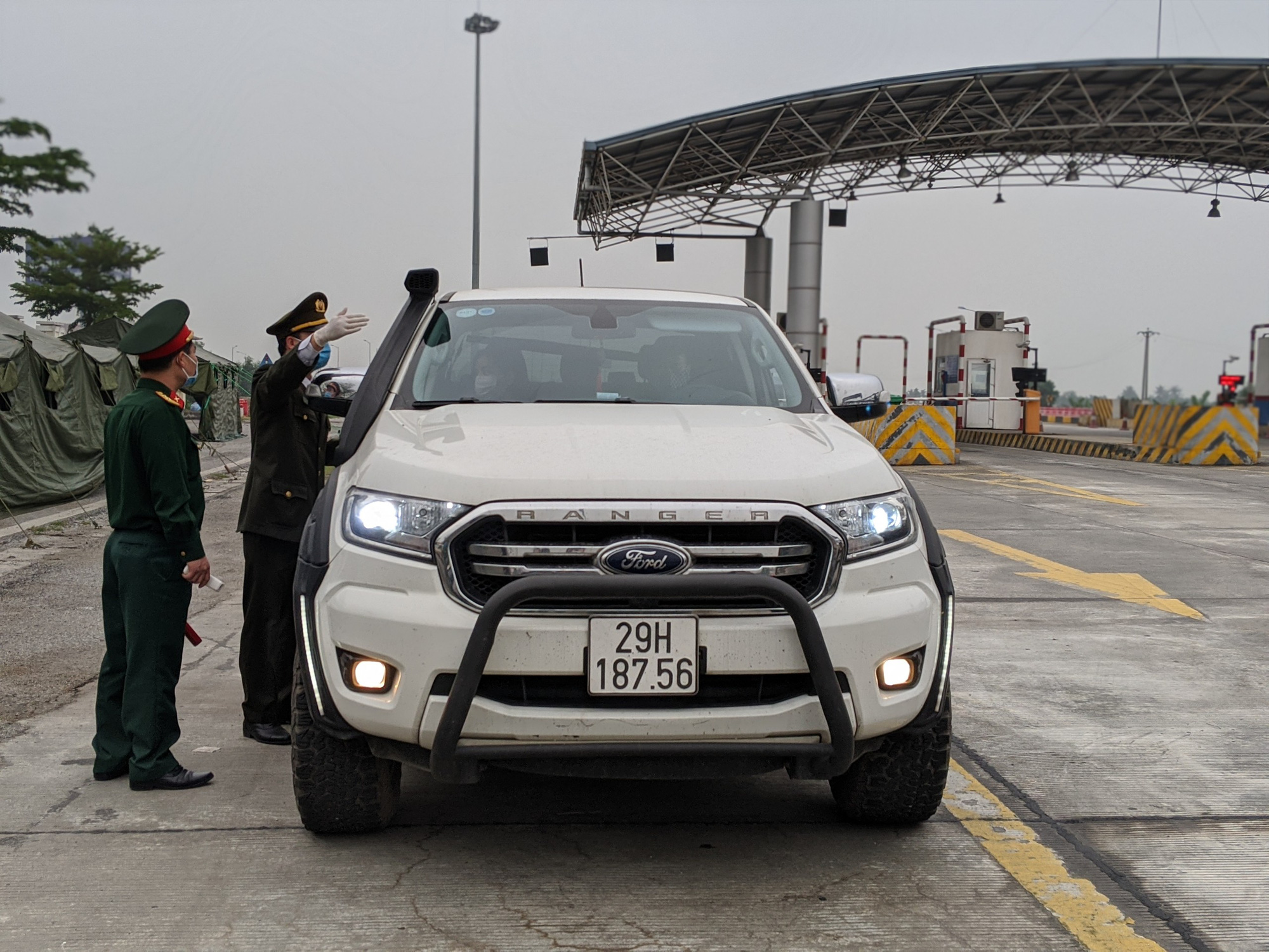 Nhiều xe ngoại tỉnh về Hải Phòng phải quay đầu khi kiểm tra y tế - Ảnh 1. Nhiều xe ngoại tỉnh về Hải Phòng phải quay đầu khi kiểm tra y tế - Ảnh 1.
