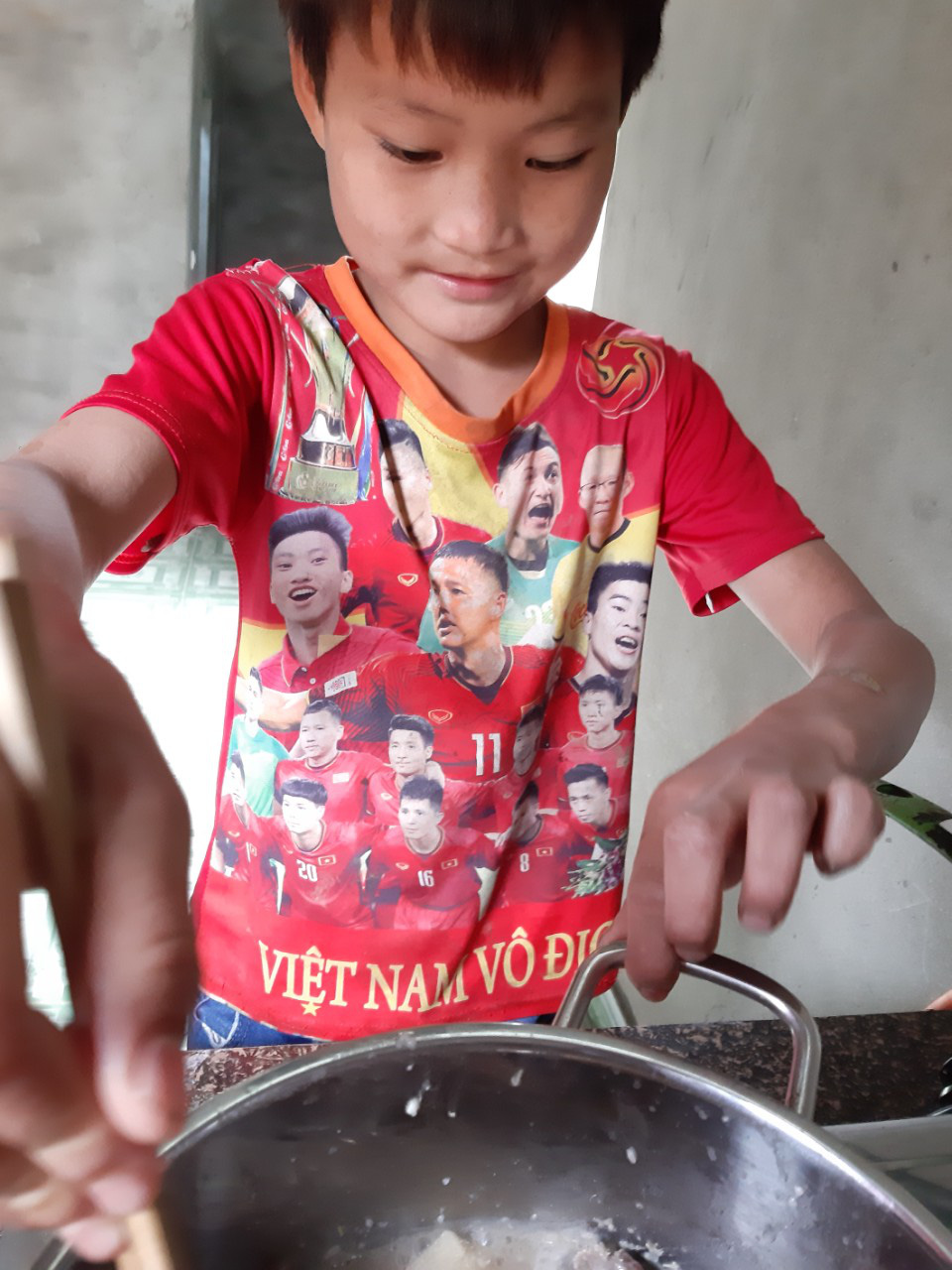 VIDEO: Hé lộ cuộc sống mới của cậu bé 10 tuổi sống một mình trong rừng ở Tuyên Quang - Ảnh 10. VIDEO: Hé lộ cuộc sống mới của cậu bé 10 tuổi sống một mình trong rừng ở Tuyên Quang - Ảnh 10.