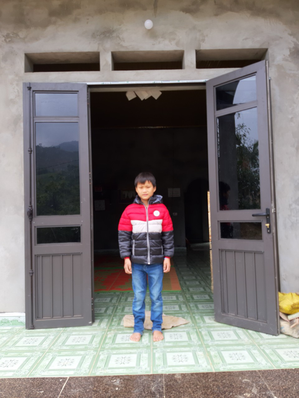 VIDEO: Hé lộ cuộc sống mới của cậu bé 10 tuổi sống một mình trong rừng ở Tuyên Quang - Ảnh 5. VIDEO: Hé lộ cuộc sống mới của cậu bé 10 tuổi sống một mình trong rừng ở Tuyên Quang - Ảnh 5.