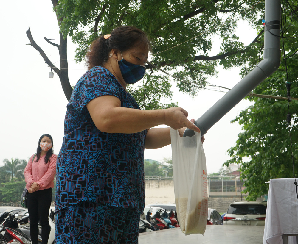 Người nghèo đến cây "ATM" nhận gạo miễn phí đầu tiên tại Hà Nội trong mùa dịch COVID-19
