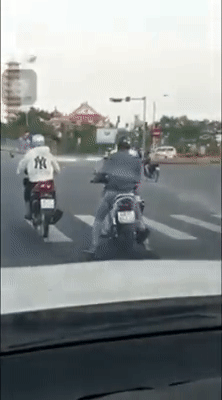 Nhóm quái xế chạy xe bằng 1 bánh, dàn hàng ngang vượt đèn đỏ trên đường phố Đà Nẵng - Ảnh 1.