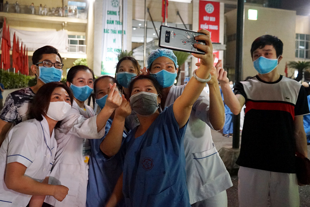 Khoảnh khắc bác sĩ vỡ òa khi gỡ bỏ lệnh phong tỏa Bệnh viện Bạch Mai