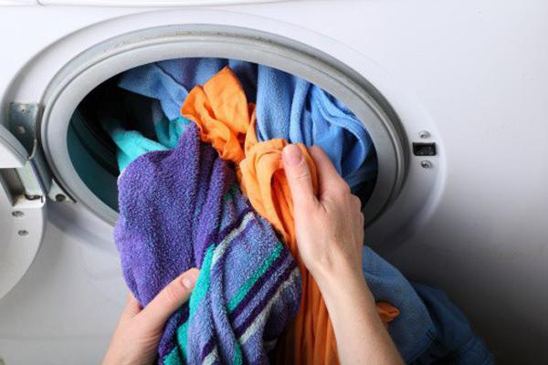 4 sai lầm kinh điển khi sử dụng khiến máy giặt tốn điện hơn cả điều hòa - Ảnh 2.