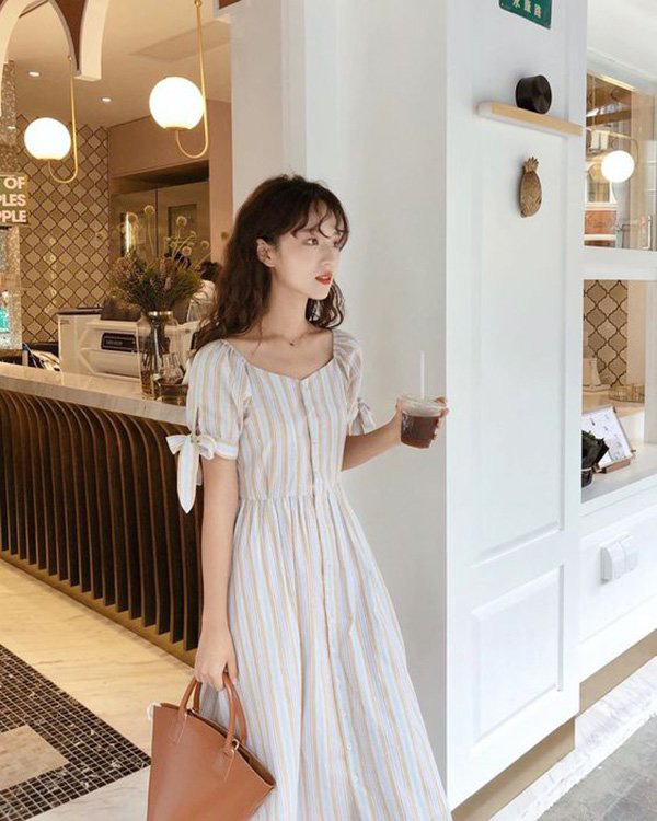 Toàn mặc đơn giản ở nhà, Phạm Hương nay chỉ vào bếp cũng chọn váy, đeo bông tai điệu đà T - Ảnh 9.