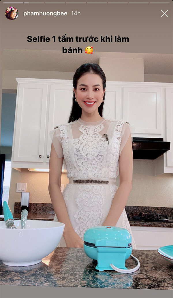Toàn mặc đơn giản ở nhà, Phạm Hương nay chỉ vào bếp cũng chọn váy, đeo bông tai điệu đà T - Ảnh 2.
