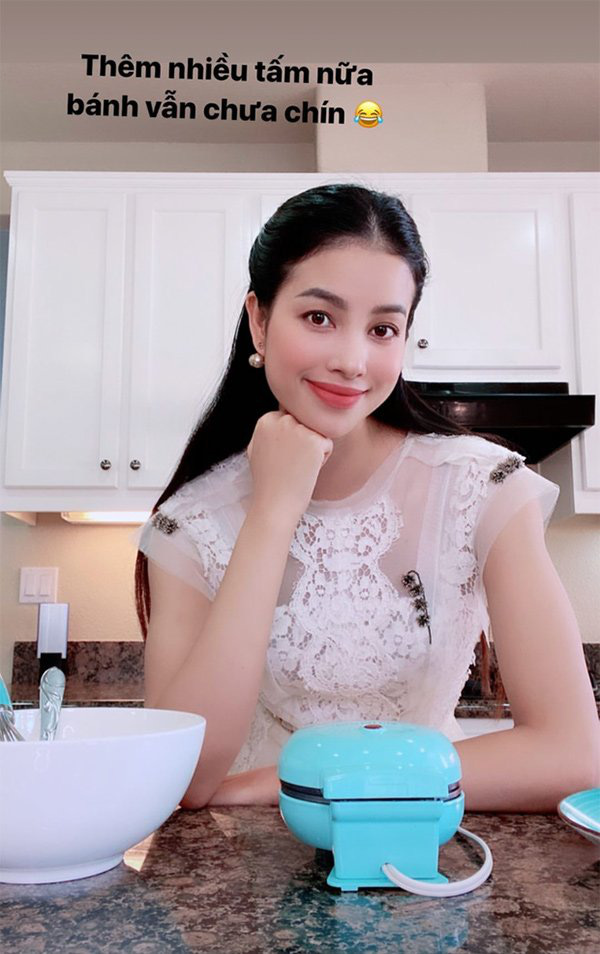 Toàn mặc đơn giản ở nhà, Phạm Hương nay chỉ vào bếp cũng chọn váy, đeo bông tai điệu đà T - Ảnh 3.