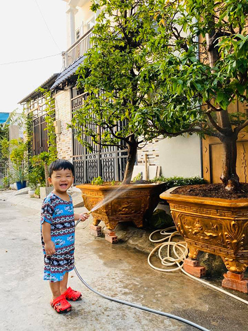Con trai Hải Băng cầm vòi nước giúp bố mẹ chăm cây trước ngôi nhà phố tiền tỷ khiến ai cũng thích thú - Ảnh 3.