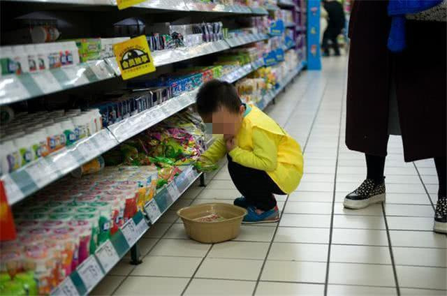 Con trai bóp nát mì trong siêu thị, khi yêu cầu bồi thường thì người mẹ lại đưa ra lý do không chấp nhận được - Ảnh 1.