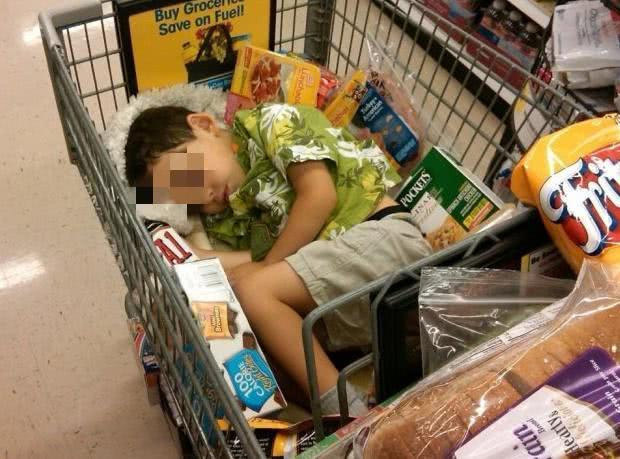 Con trai bóp nát mì trong siêu thị, khi yêu cầu bồi thường thì người mẹ lại đưa ra lý do không chấp nhận được - Ảnh 2.