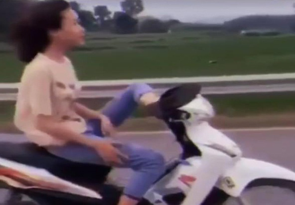 Nữ sinh 16 tuổi điều khiển xe máy bằng chân - Ảnh 1.