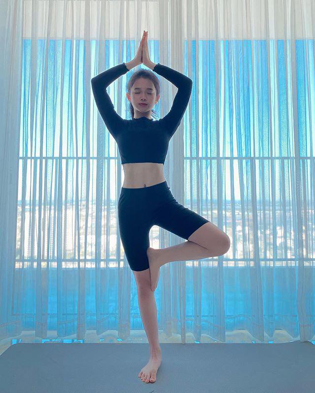Vừa tròn mười tám, Linh Ka không tập gym giống bạn bè mà đam mê yoga như U30  - Ảnh 6.