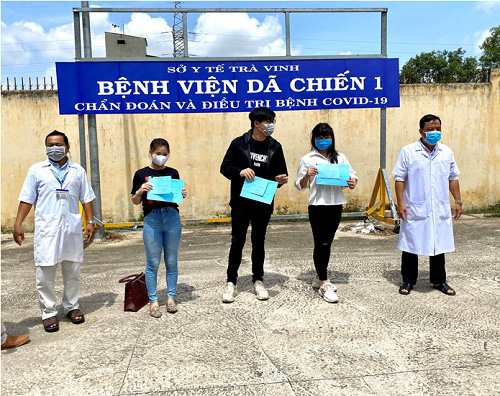 Hai mẹ con BN133 và 19 người khác khỏi bệnh, Việt Nam đã chữa được 74% số ca COVID-19 - Ảnh 4.
