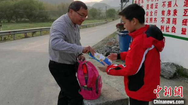 Thầy giáo 60 tuổi đi bộ hơn 30 km hằng ngày để đưa bài tập cho học sinh mùa dịch - Ảnh 1.