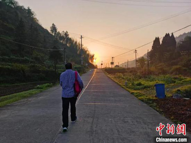 Thầy giáo 60 tuổi đi bộ hơn 30 km hằng ngày để đưa bài tập cho học sinh mùa dịch - Ảnh 3.