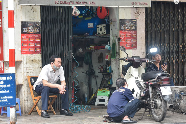  Phố phường Hà Nội đông đúc, nhiều hàng quán rậm rịch mở lại  - Ảnh 11.