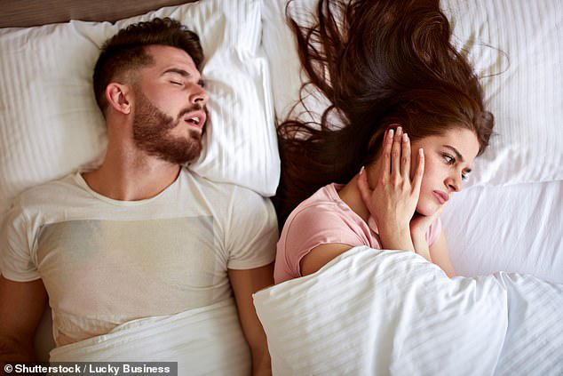 Ngủ ngáy khiến người chung giường gặp phải tình trạng sức khỏe tồi tệ này - Ảnh 1.