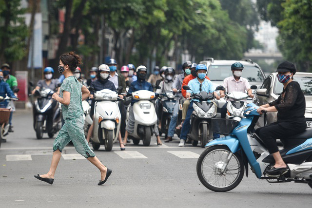  Phố phường Hà Nội đông đúc, nhiều hàng quán rậm rịch mở lại  - Ảnh 5.