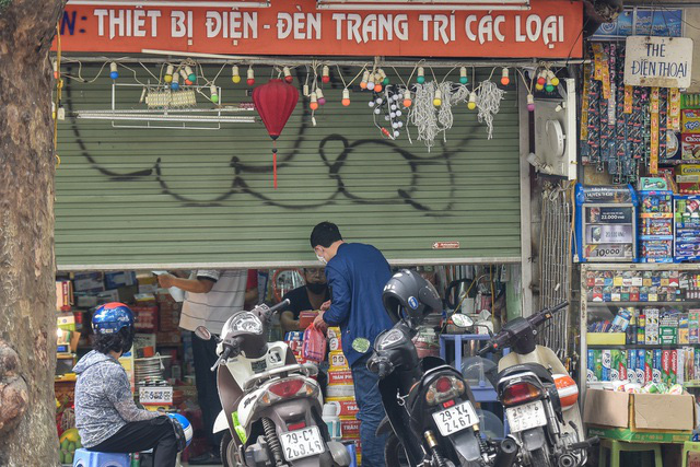  Phố phường Hà Nội đông đúc, nhiều hàng quán rậm rịch mở lại  - Ảnh 10.