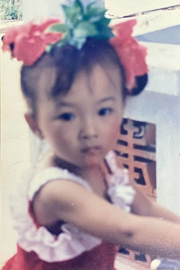 Angela Phương Trinh tung ảnh hiếm chứng minh xinh từ bé, bất ngờ nhất là gu thời trang sành điệu - Ảnh 1.