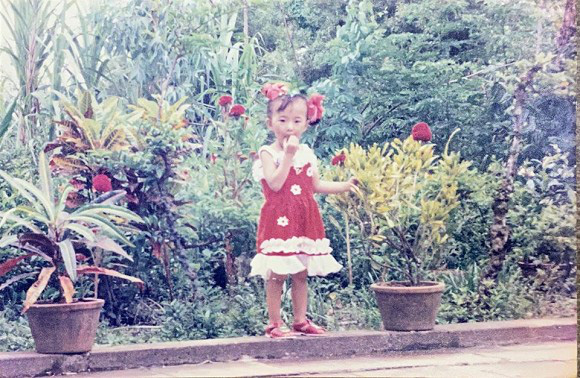 Angela Phương Trinh tung ảnh hiếm chứng minh xinh từ bé, bất ngờ nhất là gu thời trang sành điệu - Ảnh 4.