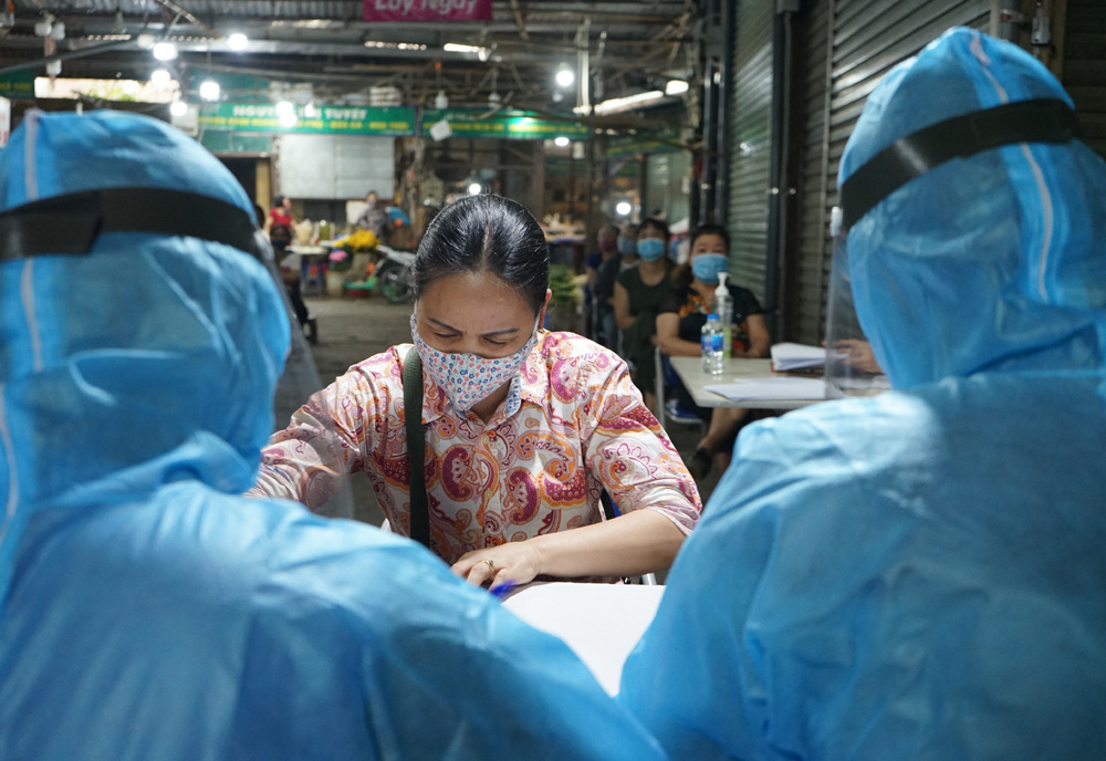 Hàng trăm tiểu thương chợ Phùng Khoang tiến hành xét nghiệm nhanh COVID-19