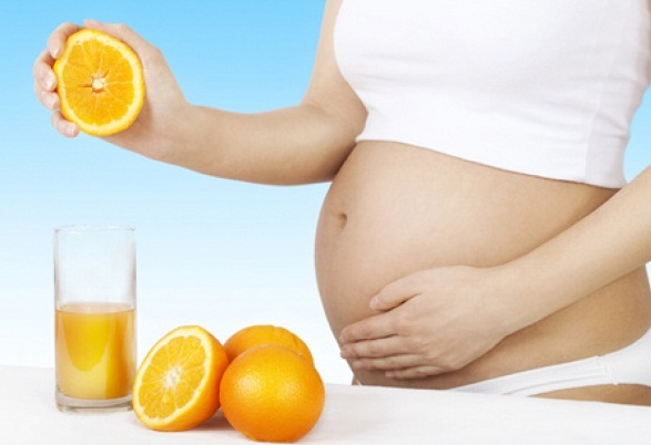 Sự thật về việc sẩy thai vì bổ sung quá nhiều vitamin C - Ảnh 2.