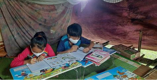 2 học trò người Mông ở Yên Bái lên núi “ hứng sóng” 3G học trực tuyến - Ảnh 2.