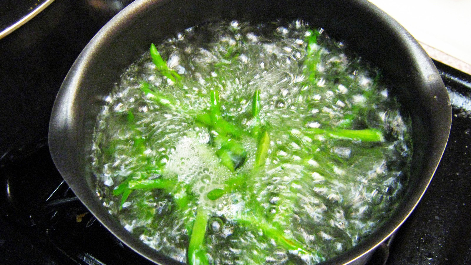 Muốn rau luộc xanh mướt, giữ nguyên dinh dưỡng, giòn ngon: Đừng quên bỏ vào thứ gia vị thần thánh này - Ảnh 6. Muốn rau luộc xanh mướt, giữ nguyên dinh dưỡng, giòn ngon: Đừng quên bỏ vào thứ gia vị thần thánh này - Ảnh 6.
