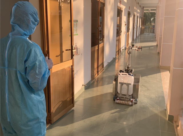 TP.HCM dùng robot khử khuẩn phòng cách ly thay nhân viên y tế - Ảnh 2.