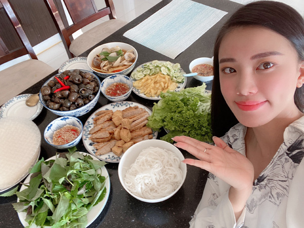 Hoa hậu Mai Phương Thúy bật mí cuộc sống ở nhà chỉ ăn ngủ, cắm hoa, nấu cơm nhưng vẫn rất vui - Ảnh 4.