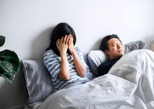 Ở nhà làm việc mới nhận ra… cưới phải người lạ ơi - Ảnh 1. Ở nhà làm việc mới nhận ra… cưới phải người lạ ơi - Ảnh 1.