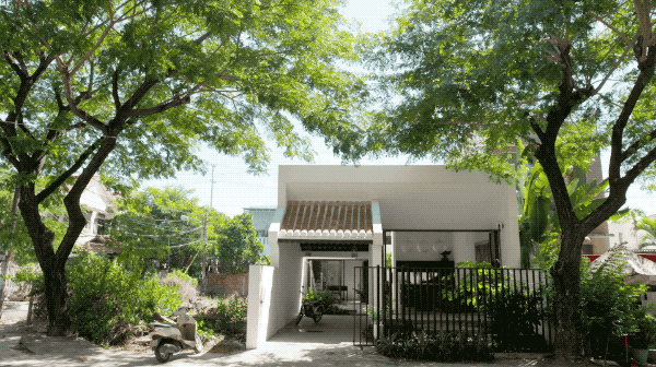 Ngôi nhà nhỏ được thiết kế theo phong cách nhà cổ Hội An đẹp bình yên dưới bóng cây xanh - Ảnh 1.