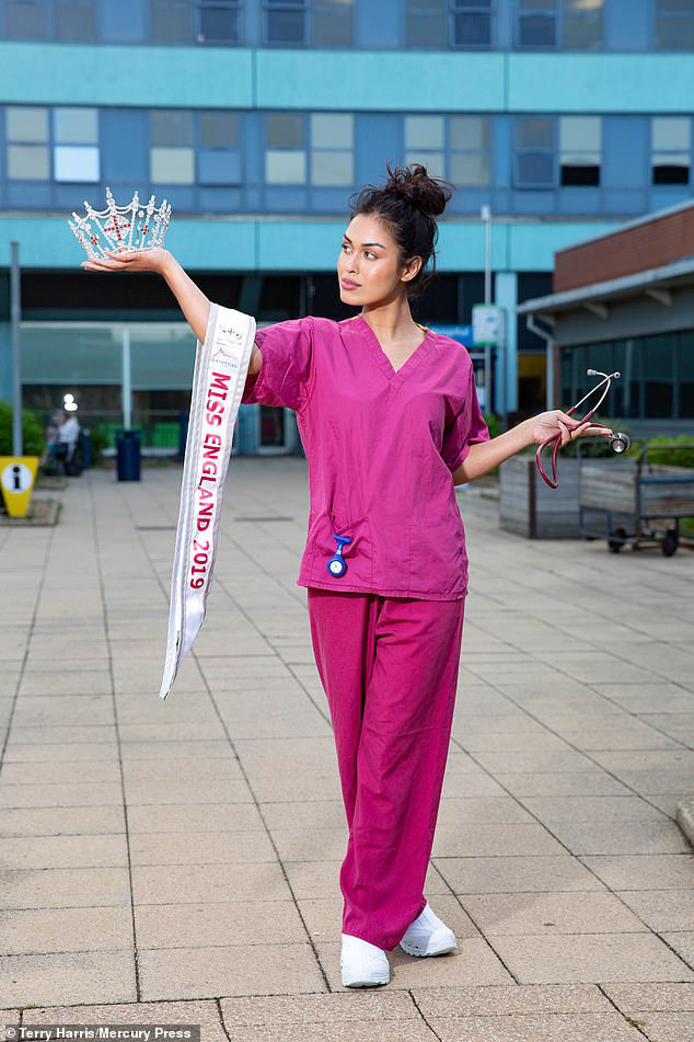 Hoa hậu Anh 2019 cởi bỏ vương miện, quay về làm bác sĩ chống dịch - Ảnh 1.
